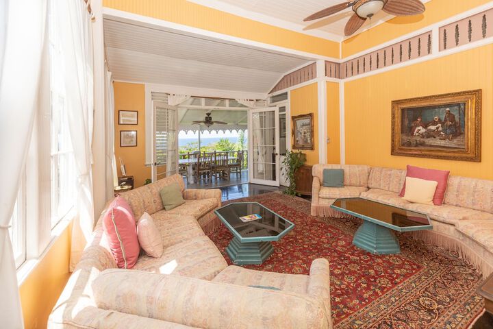 Lounge 31 of 45