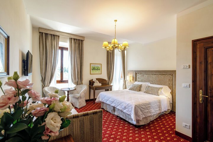 Room 44 of 185