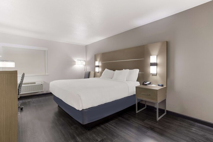 Room 7 of 30