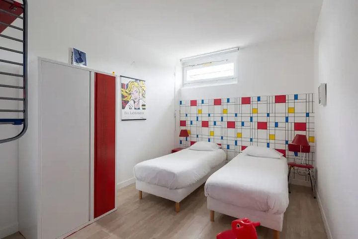 Room 5 of 16