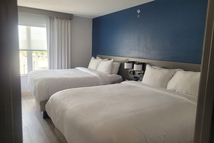 2 Queen Beds (4 of 12)