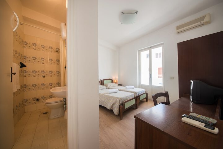 Room 16 of 32