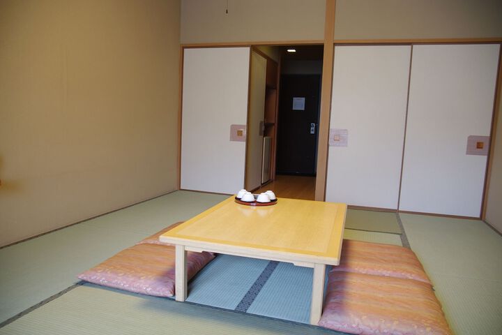 Room 4 of 173