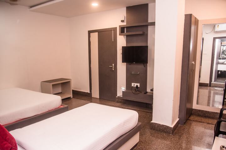 Room 6 of 9
