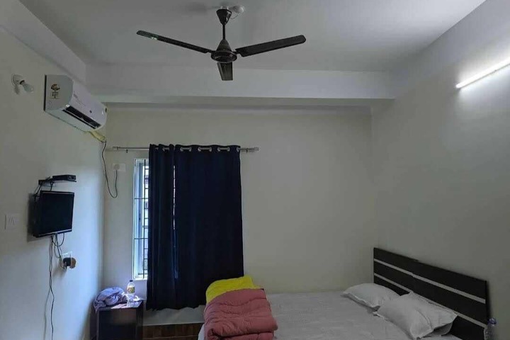 Room 7 of 12