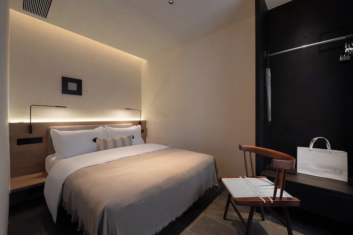 Room 7 of 100