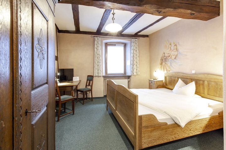 Room 6 of 38