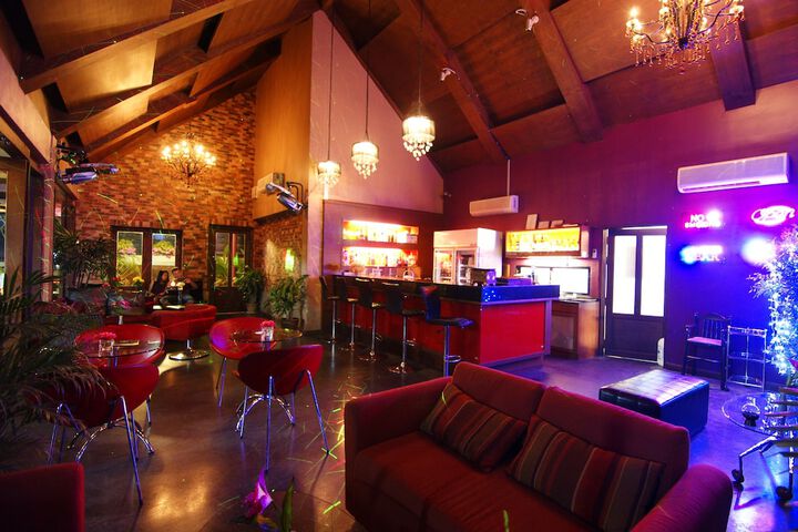 Lounge 42 of 85