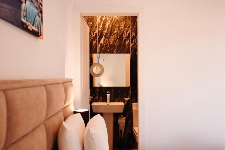 Room 14 of 33