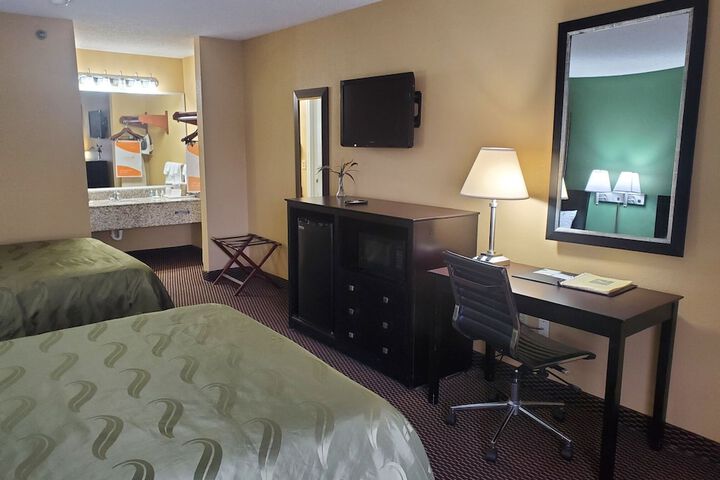 1 Queen Bed Accessible Room (11 of 13)