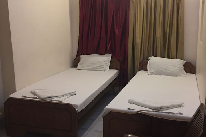Room 13 of 83