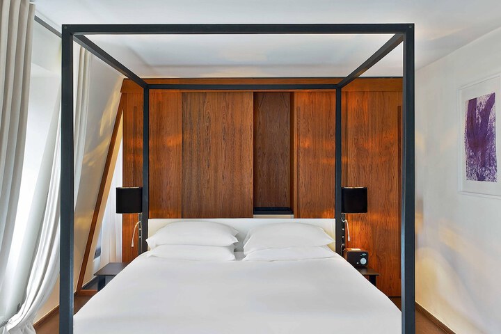 Room 21 of 76