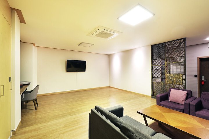 Room 44 of 90