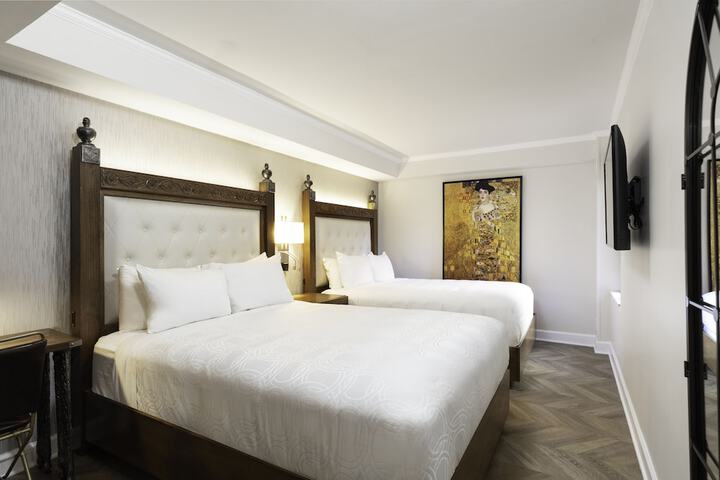 Queen Size Bed (25 of 30)