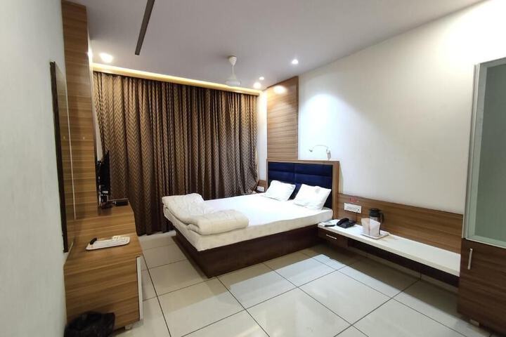Room 6 of 10