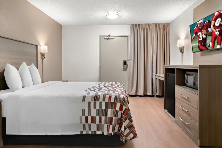 Deluxe Queen Bed (8 of 20)