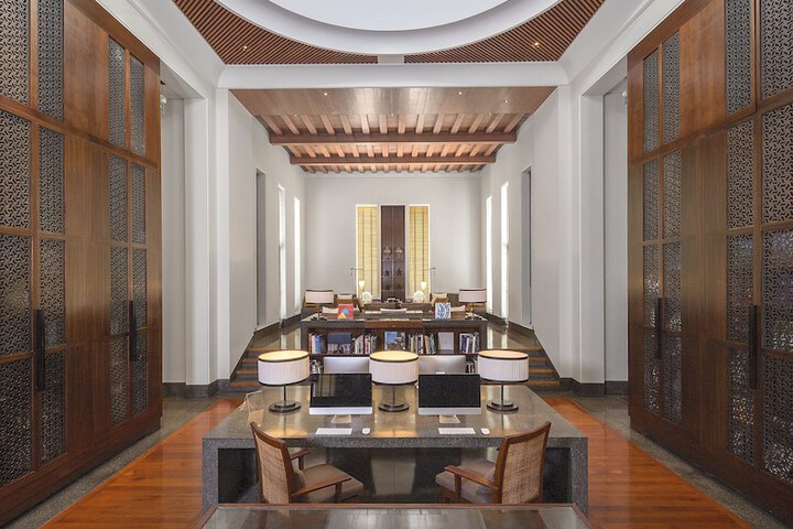 Lounge 52 of 72