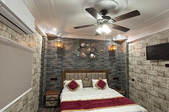 Room 6 of 19