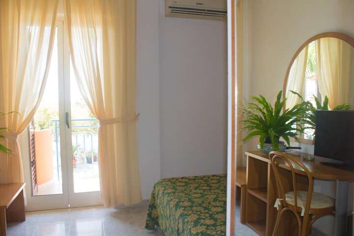 Room 9 of 67