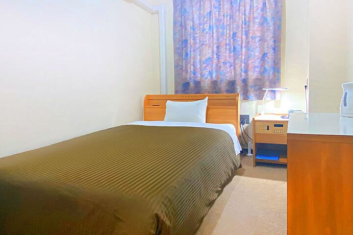 Room 5 of 16