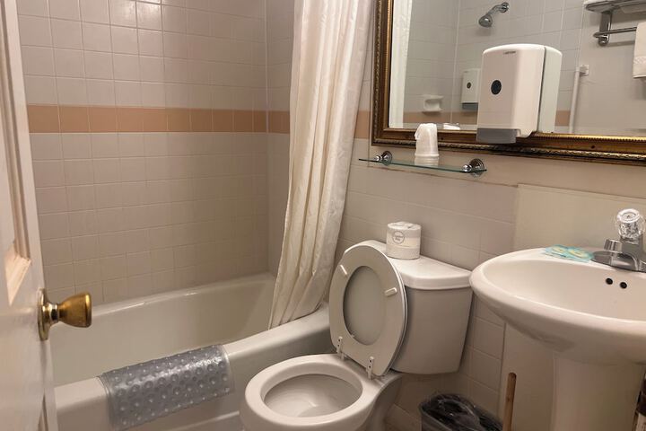 Room 25 of 48