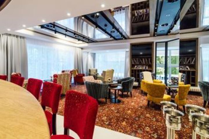 Lounge 44 of 67