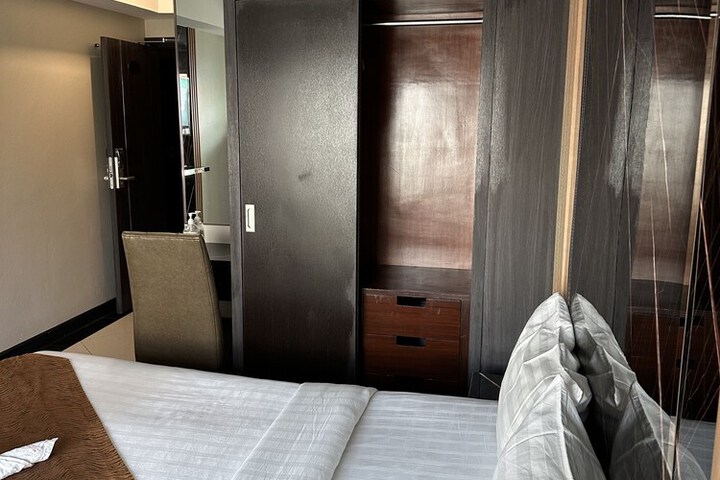 Room 13 of 38