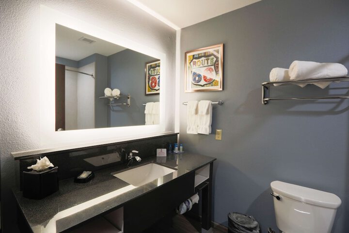 1 King Bed Pillowtop Bed 40 Inch LCD TV, Microwave and Refrigerator Full Breakfast (2 of 18)