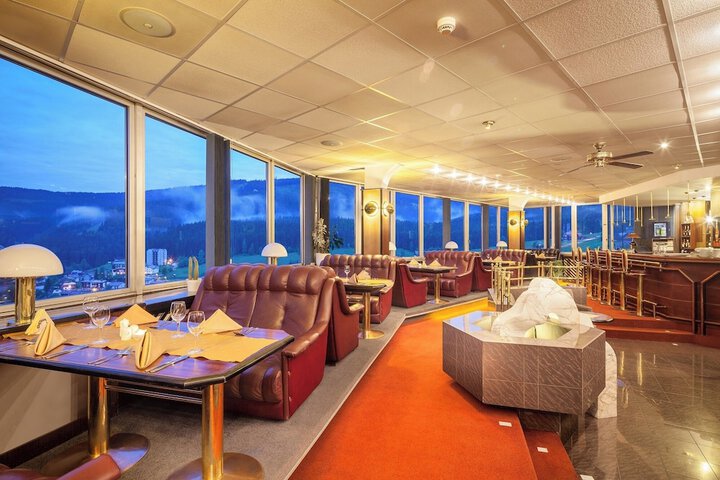 Lounge 31 of 39