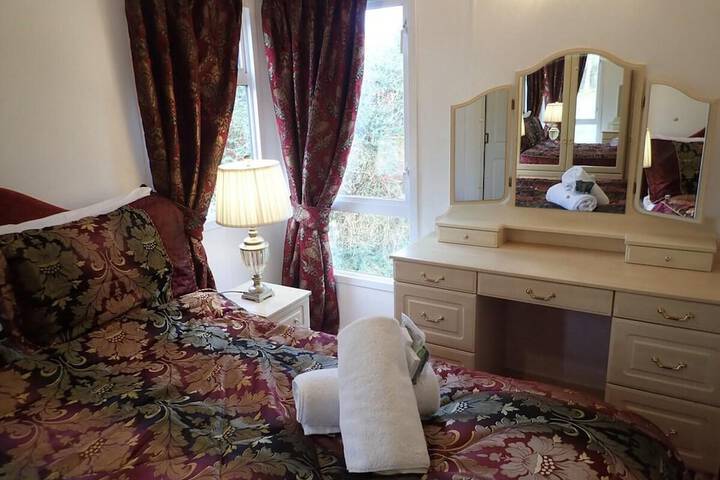Room 5 of 16