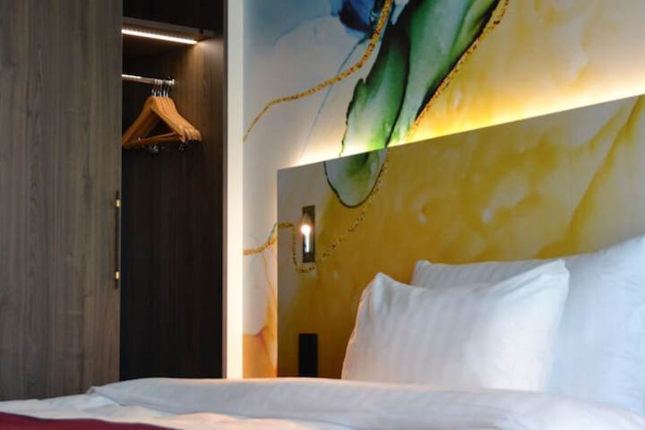 Room 15 of 106