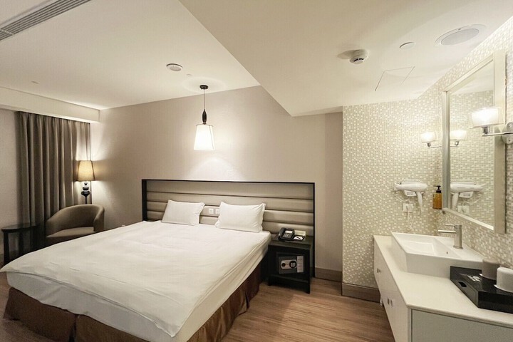 Room 26 of 43