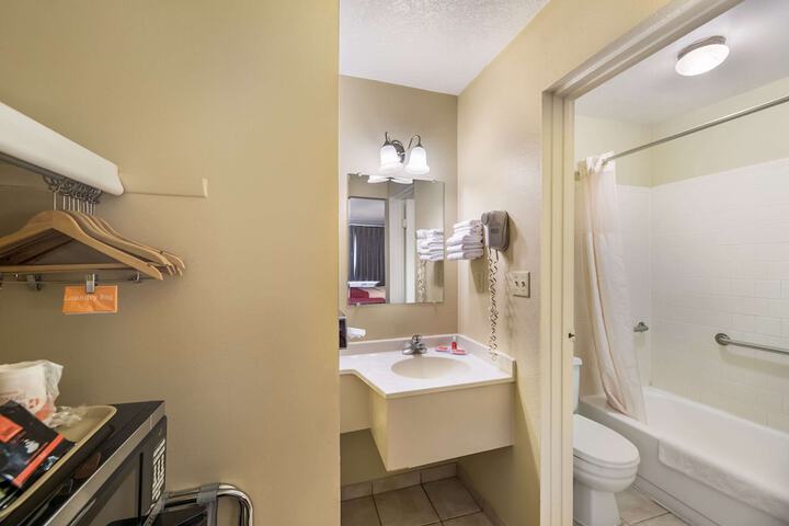 Room 25 of 37