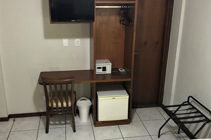 Room 17 of 35