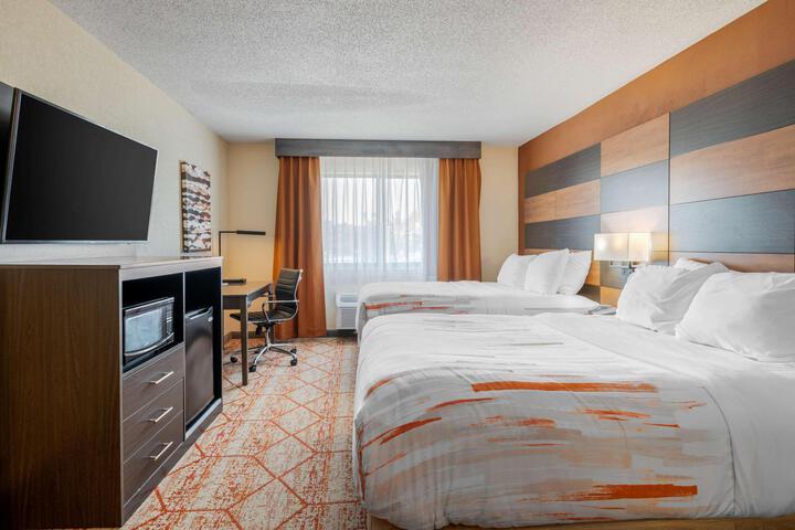 2 Queen Beds Communication Assistance Pillow Top Mattress Microwave and Refrigerator Full Breakfast (12 of 14)