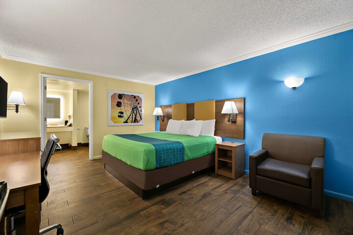 1 King Accessible Roll in Shower Microwave, Refrigerator, Continental Breakfast (12 of 14)