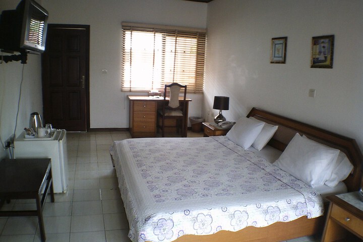 Room 10 of 32