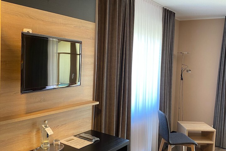 Room 18 of 98