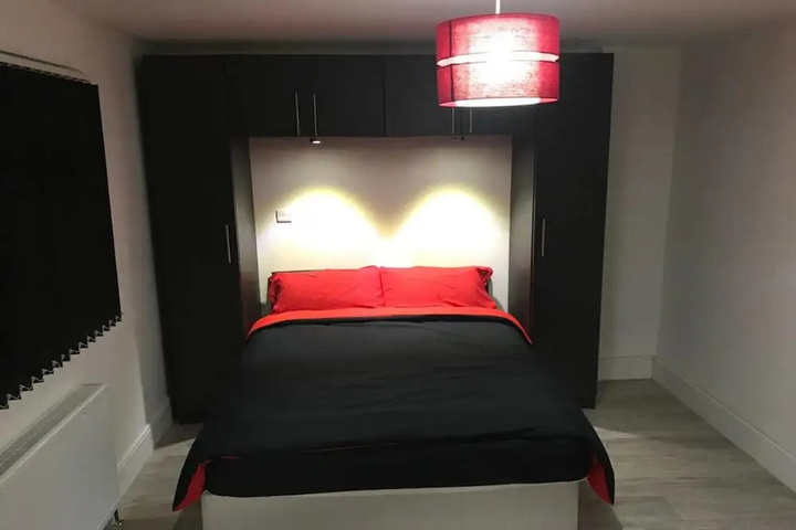 Room 5 of 16