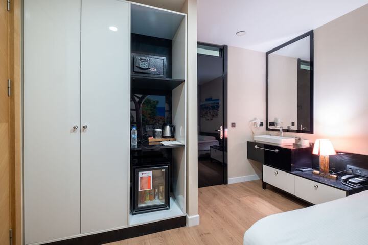 Room 8 of 34