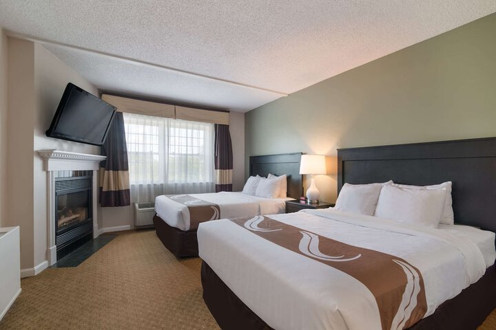 2 Queen Beds (17 of 19)