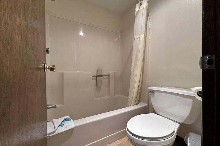 Standard Double Room 2 Queen Beds (2 of 12)