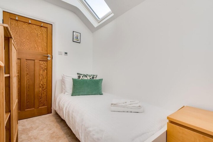 Room 5 of 36
