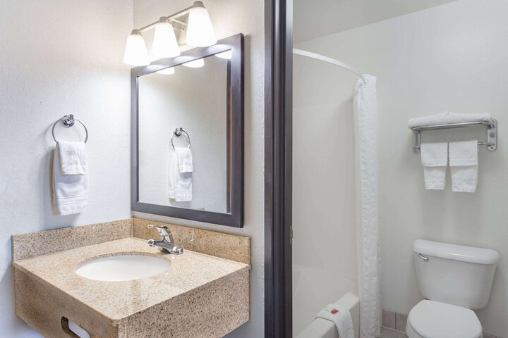 1 Queen Bed (5 of 23)