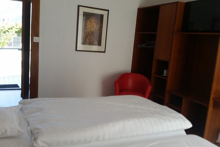 Room 9 of 40