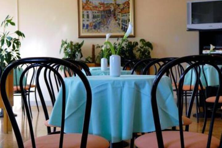 Dining 9 of 9
