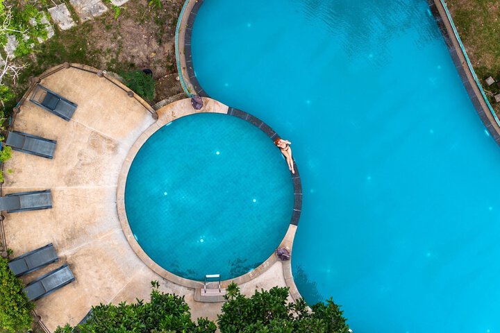 Pool 105 of 251