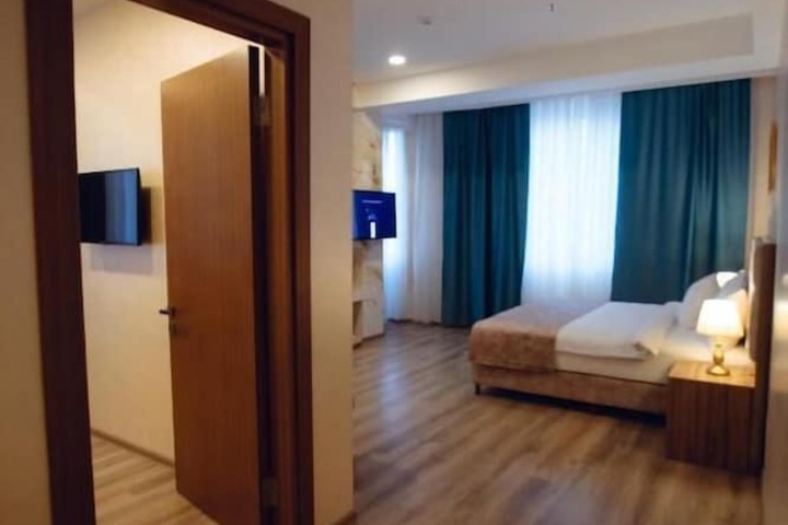 Room 7 of 16