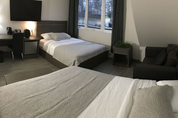 1 Queen Bed (16 of 20)