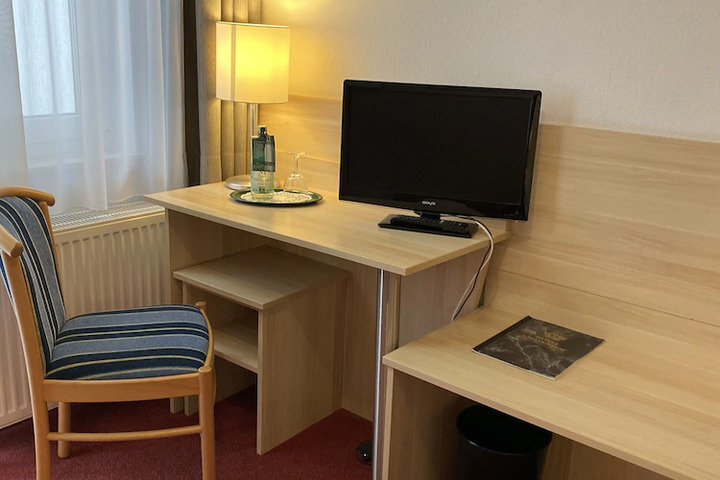 Room 2 of 10